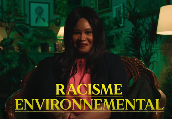Une personne en intérieur, fond vert. Texte qui dit "racisme environnemental"