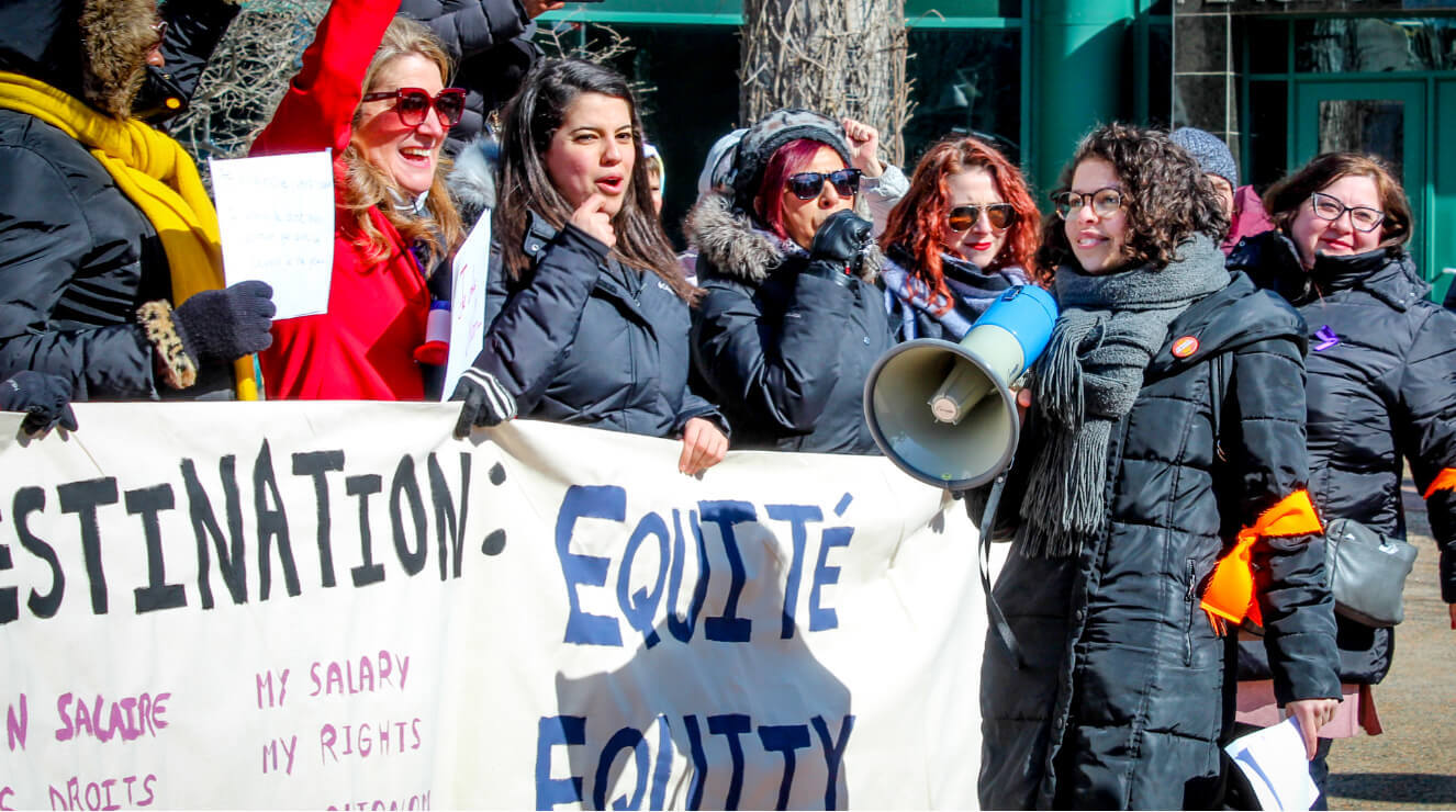 Femmes participants à une manifestation